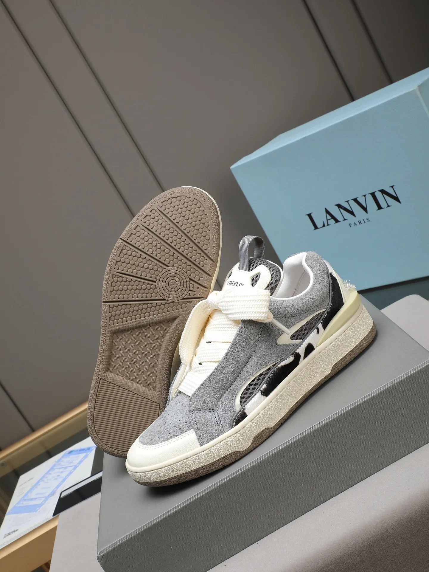 Men's shoes 💰640 [LANVIN] The latest fashionable item! High quality CLAY series‼ ️ The latest trendy products of the season 🌈Many bloggers have planted grass and purchased the original open-mold customization. The upper and outsole are sewn with mark threads without edge sealing. Multiple material splicing combination design. Very versatile for fashionable and casual wear. Comfortable on the feet. Self-recommended. Upper cowhide + cow suede + breathable mesh lining. Foot-padding cowhide. Exclusive original open-mold clear logo rubber outsole ⚠️38-44 (customized for 45)